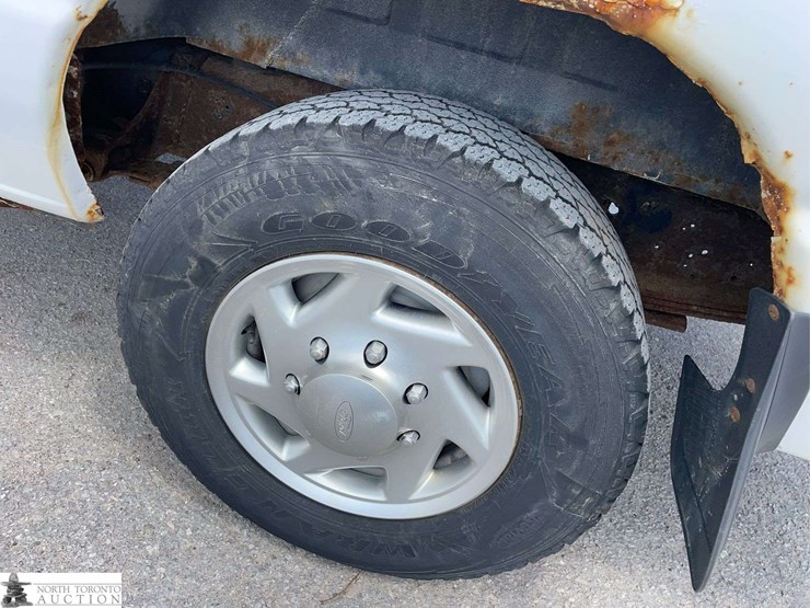 2010-ford-cargo-image-22