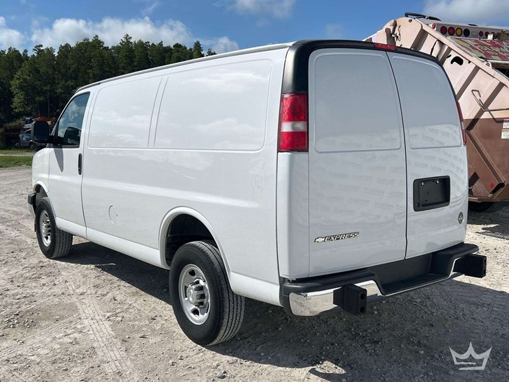 2023-chevrolet-express-2500-image-4