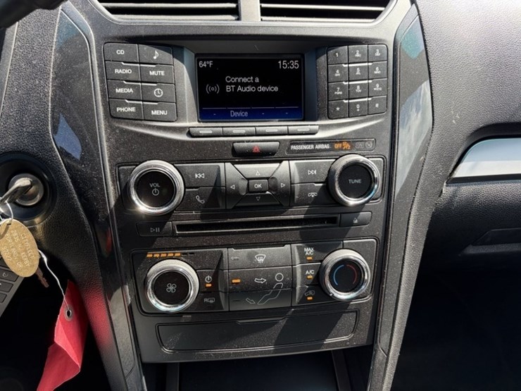 2016-ford-explorer-image-30