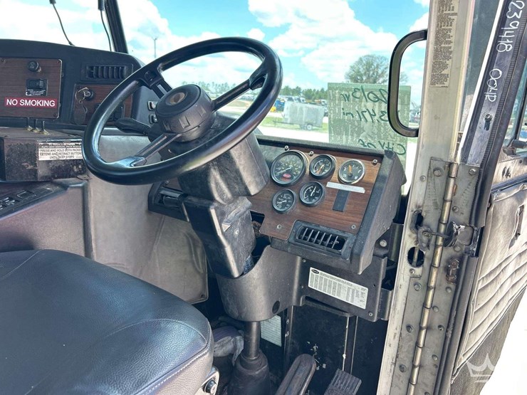 2013-peterbilt-320-image-12
