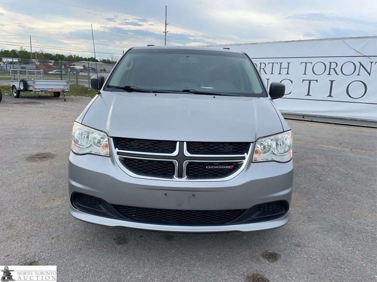 2016-dodge-grand-caravan-sxt-image-2