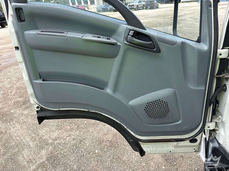 2013-isuzu-nrr-image-14