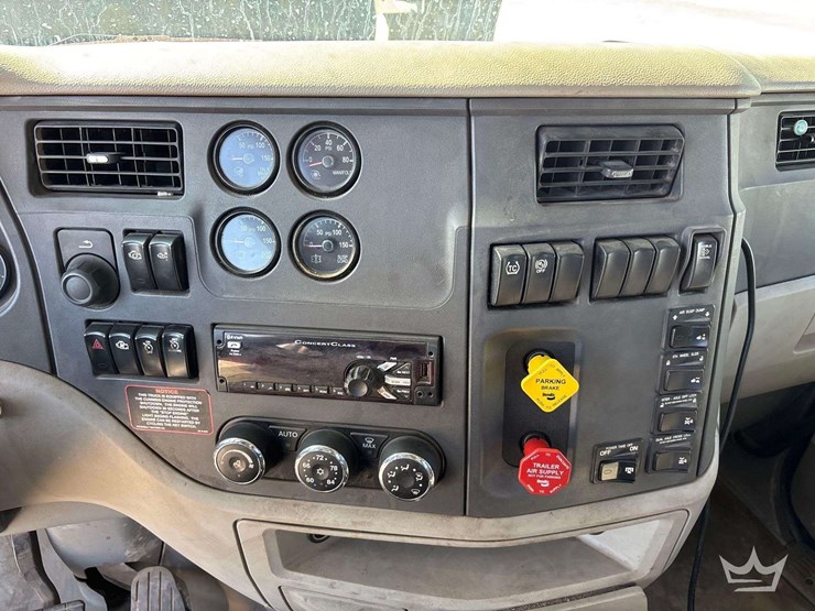 2018-peterbilt-579-image-33