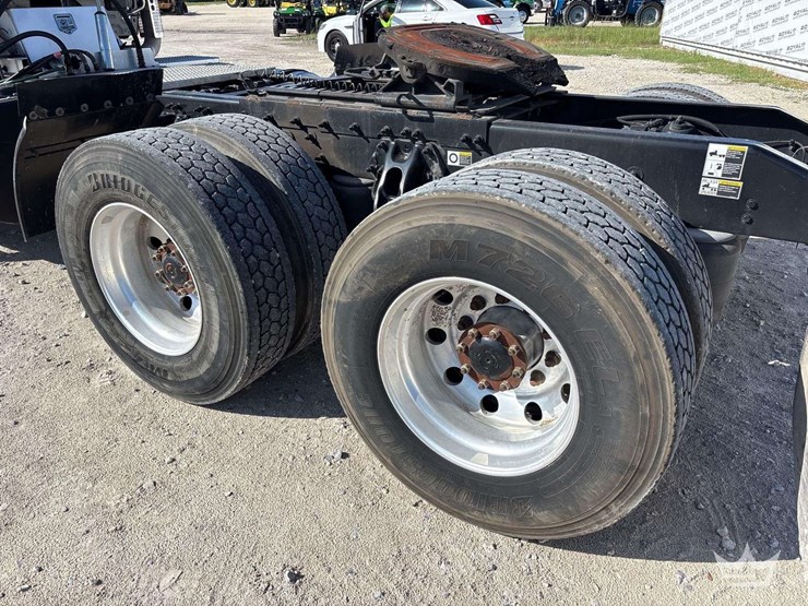 2018-peterbilt-579-image-53