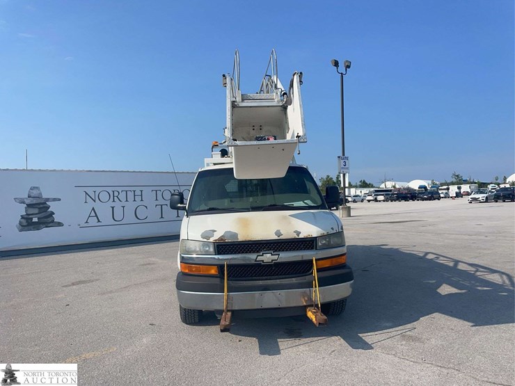 2011-chevrolet-express-s/a-bucket-van-image-2
