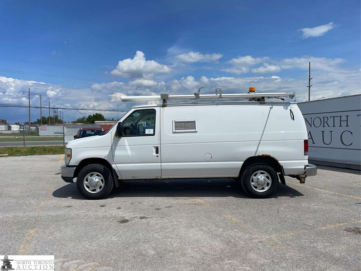 2010-ford-cargo-image-8