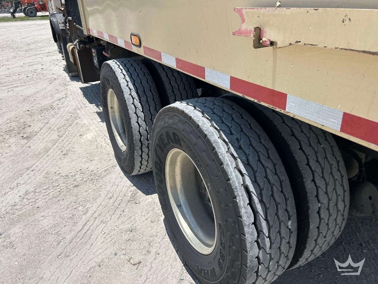 2013-peterbilt-320-image-29