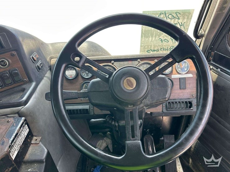 2013-peterbilt-320-image-15