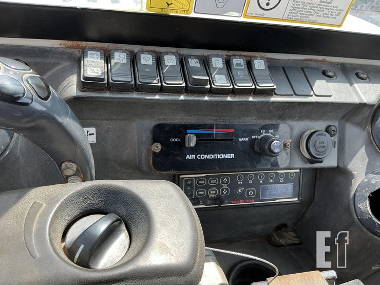 2020-takeuchi-tb240-image-15