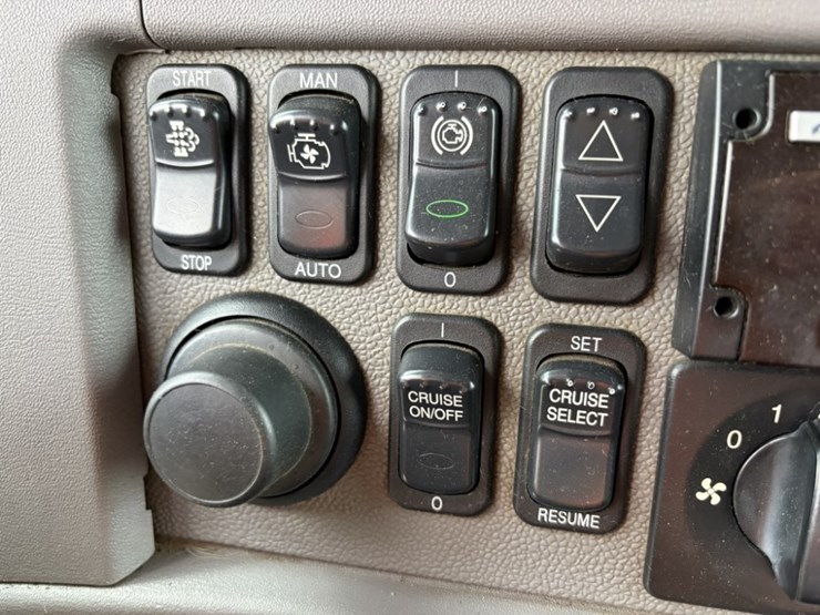 2014-peterbilt-367-image-17
