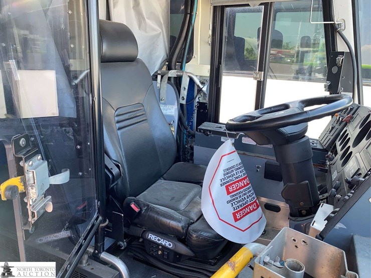 non-operable-2010-motor-coach-industries-d4500-t/a-passenger-wheelchair-accessible-bus-image-9
