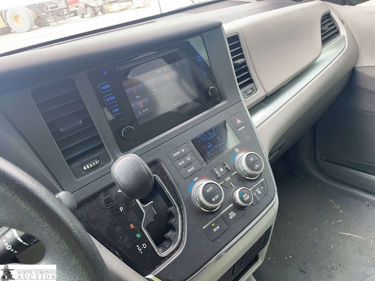 2016-toyota-sienna-image-13