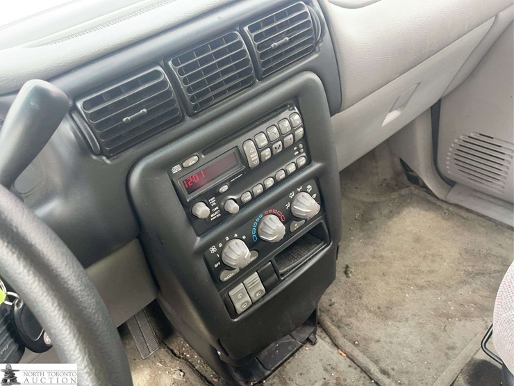 2004-pontiac-montana-image-13