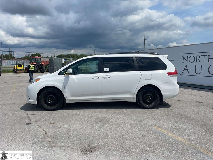 2013-toyota-sienna-image-8