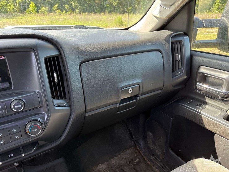 2015-chevrolet-silverado-2500hd-image-25