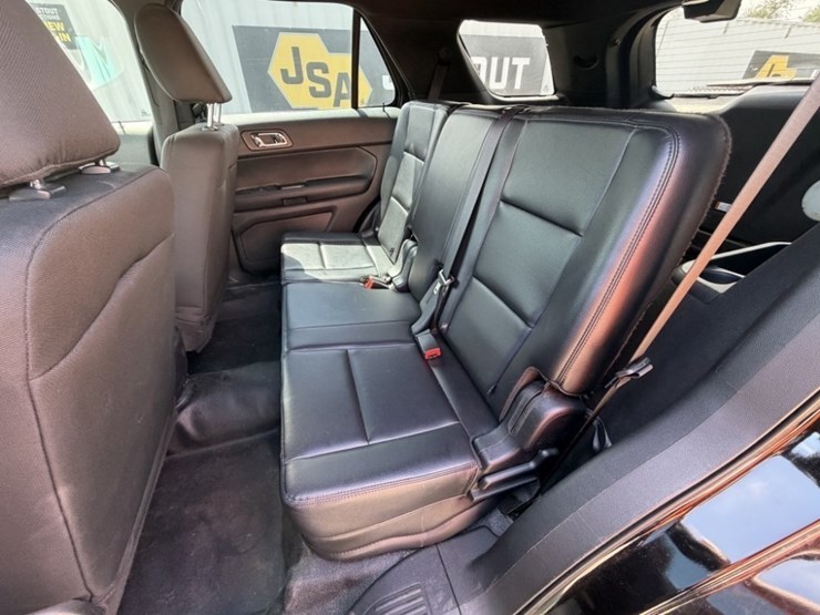 2016-ford-explorer-image-21