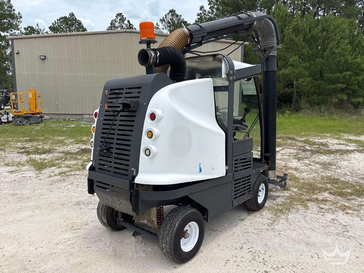 2014-madvac-lr50-ride-on-litter-vacuum-image-4