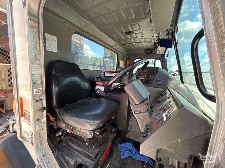 2013-peterbilt-320-image-13
