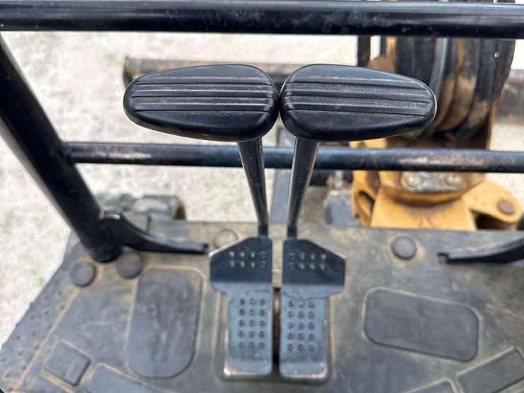 2013-caterpillar-303-image-12