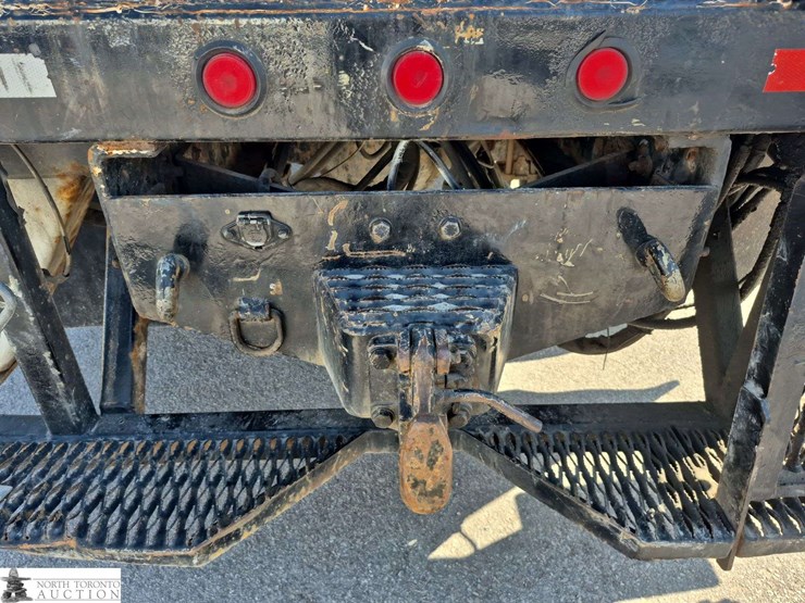 2002-freightliner-fl80-image-25
