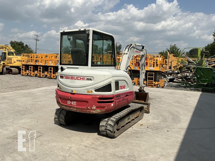 2020-takeuchi-tb240-image-4