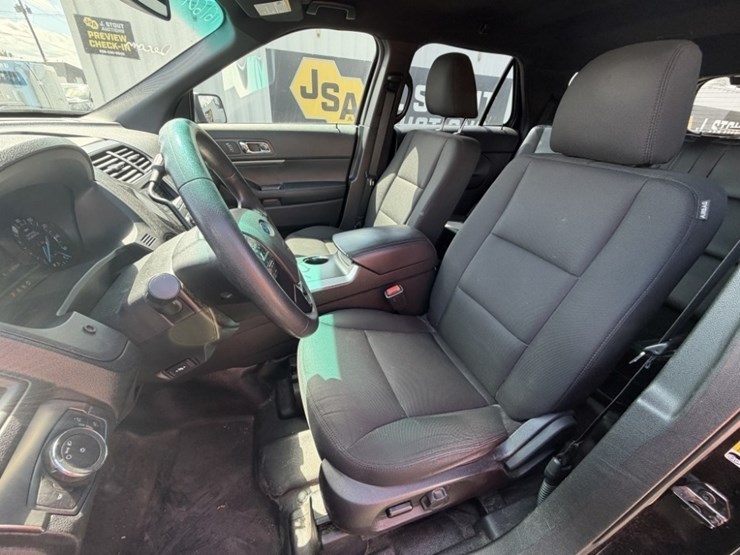 2016-ford-explorer-image-23