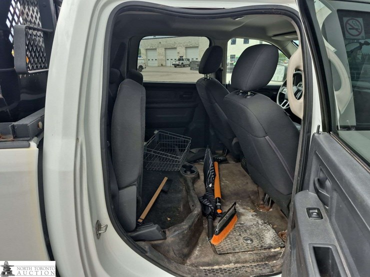2012-dodge-3500-image-26