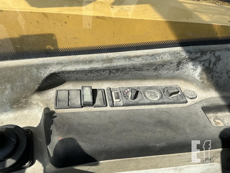 2010-caterpillar-th406-image-9