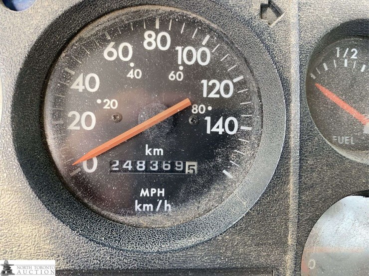 1996-freightliner-fl112-image-9
