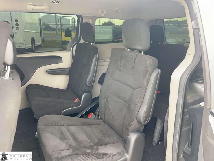 2016-dodge-grand-caravan-sxt-image-15