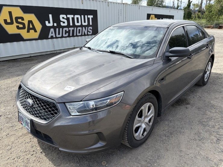2017-ford-taurus-awd-sedan-image-1