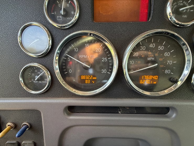 2013-peterbilt-367-image-25