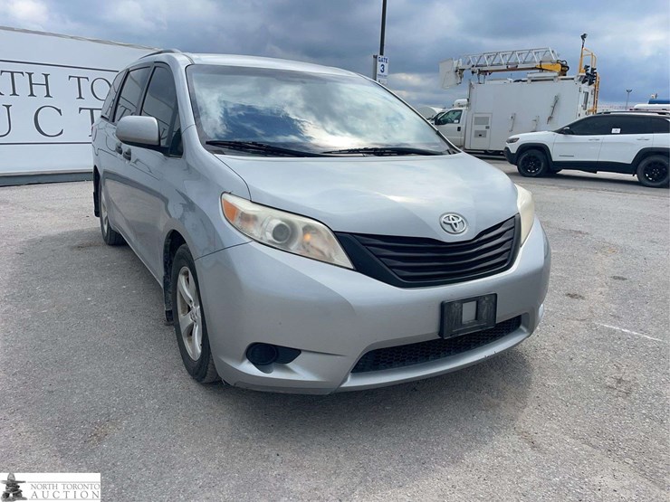 2016-toyota-sienna-image-3