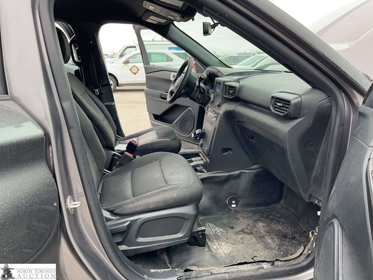 2020-ford-explorer-image-19