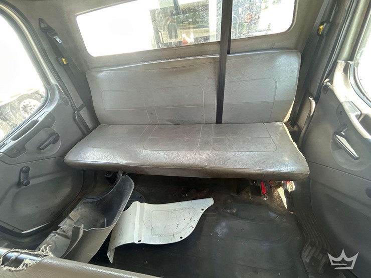 2015-freightliner-m2-106-image-31