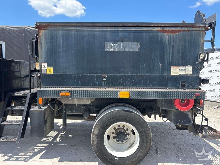 2015-freightliner-m2-106-image-16