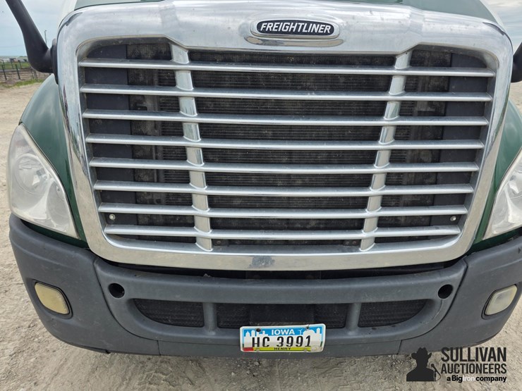 2013-freightliner-cascadia-113-image-9
