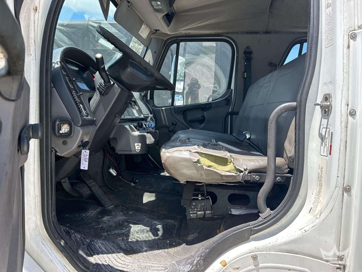 2015-freightliner-m2-106-image-23