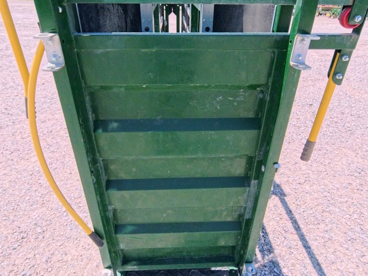 #1073-•-2019-arrow-quip-8600-cattle-chute-image-29