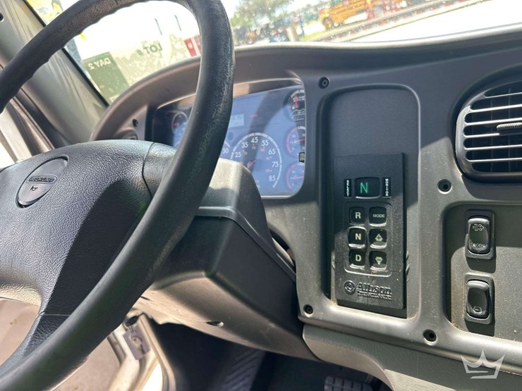 2015-freightliner-m2-106-image-25