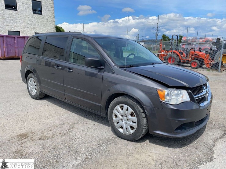 2017-dodge-grand-caravan-sxt-image-3