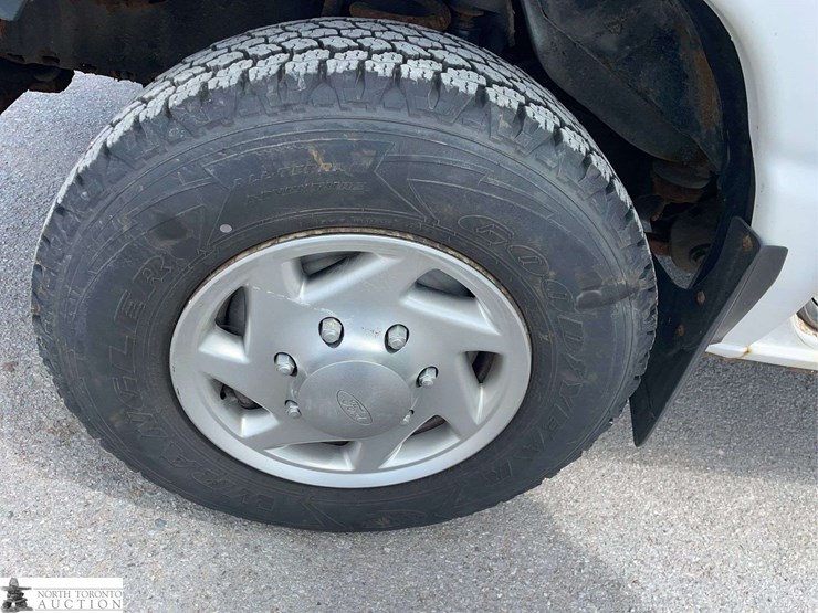 2010-ford-cargo-image-23