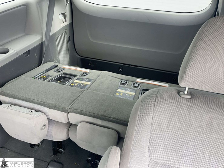 2016-toyota-sienna-image-17