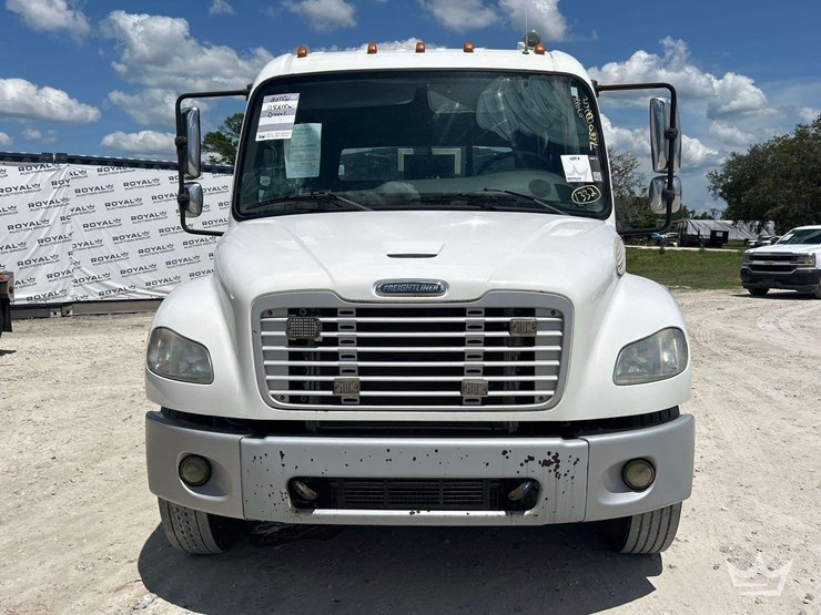 2015-freightliner-m2-106-image-36