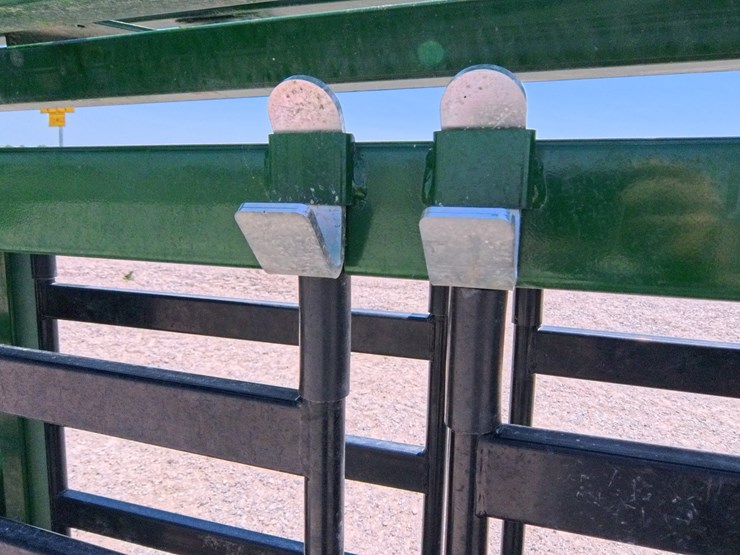 #1073-•-2019-arrow-quip-8600-cattle-chute-image-35