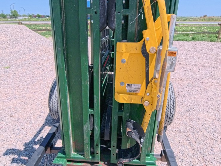 #1073-•-2019-arrow-quip-8600-cattle-chute-image-15