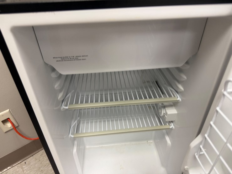 #3543-•-haier-mini-fridge-image-4