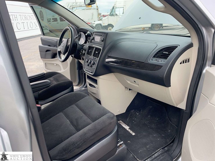 2016-dodge-grand-caravan-sxt-image-19