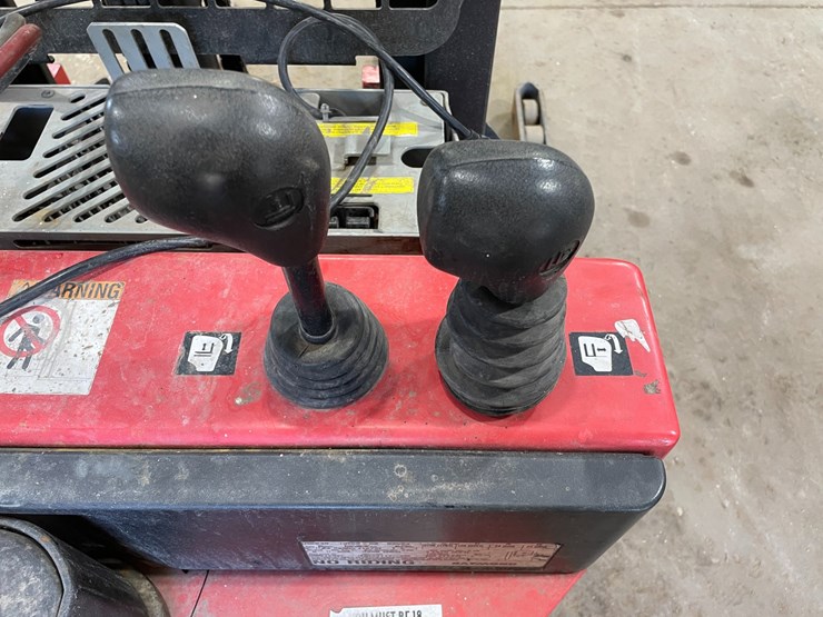 #6062-•-raymond-electric-pallet-stacker-image-23