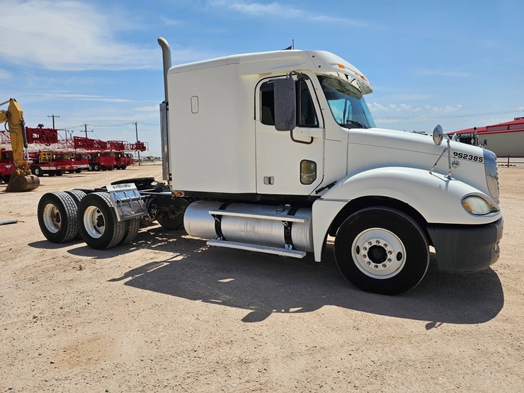 freightliner-cascaida-sleeper-truck-image-2